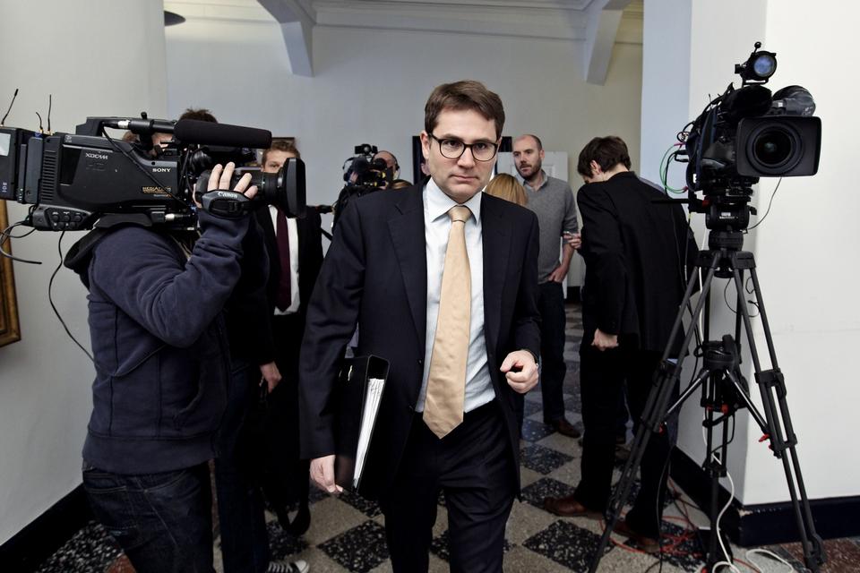 Brian Mikkelsen (K) har været økonomi- og erhvervsminister siden februar 2010. Han har tidligere været kulturminister fra 2001-2008 og justitsminister fra 2008-2010. Brian Mikkelsen har siddet i folketinget for de konservative siden 1994. 