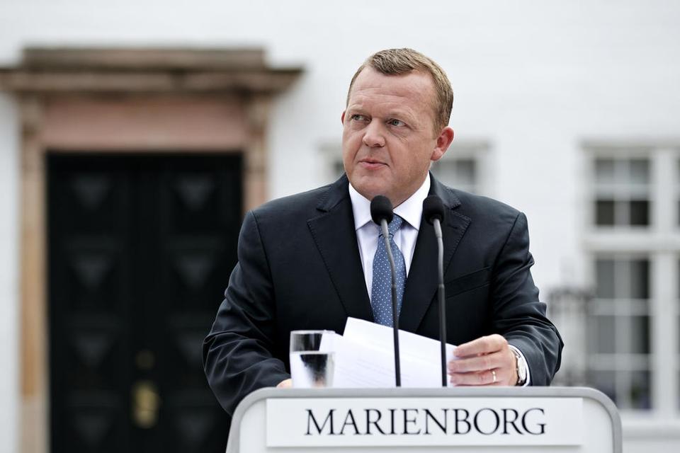 Lars Løkke Rasmussen (V) har været Danmarks statsminister siden han overtog posten fra Anders Fogh Rasmussen (V) 5. april 2009. Lars Løkke Rasmussen var indenrigs- og sundhedsminister fra 2001-2007 og finansminister fra 2007-2009. Han har siddet i Folketinget for Venstre siden 1994. 