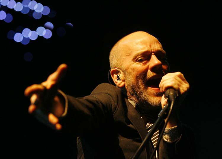 Mindeord. Michael Stipe og kollegerne var R.E.M. har været et yndet mål for Twitter-jokes det seneste døgn. En af de hyppigst anvendte er denne kommentar: 'It's the End of R.E.M. As We Know It, And I Feel Fine'. 