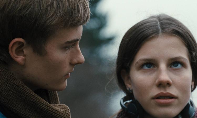 KLARTSEENDE. Martha Holm gør en overbevisende figur som den blinde pige, der er landsbyens mest skarpe rebel og får den poetiske dreng Jon (Lukas Schwarz Thorsteinsson) med på eventyr. 