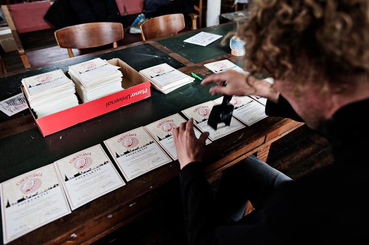 VÆRDIPAPIRCENTRAL. Frivillige christianitter holder orden i og sætter serienumre på folkeaktierne, hvis salg skal bidrage til Christianias fortsatte og alternative eksistens. 