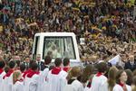 Massemesse. Paven holdt i dag messe for tusinder af mennesker på Berlins olympiske stadion. Her ankommer han i sin topsikrede bil. 