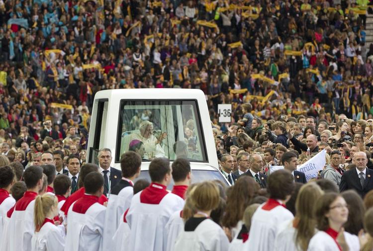 Massemesse. Paven holdt i dag messe for tusinder af mennesker på Berlins olympiske stadion. Her ankommer han i sin topsikrede bil. 