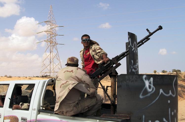 Beredte. Oprørere på vej ind mod byen Sirte, hvor der fortsat ydes heftig modstand fra Gaddafi-loyale styrker. 