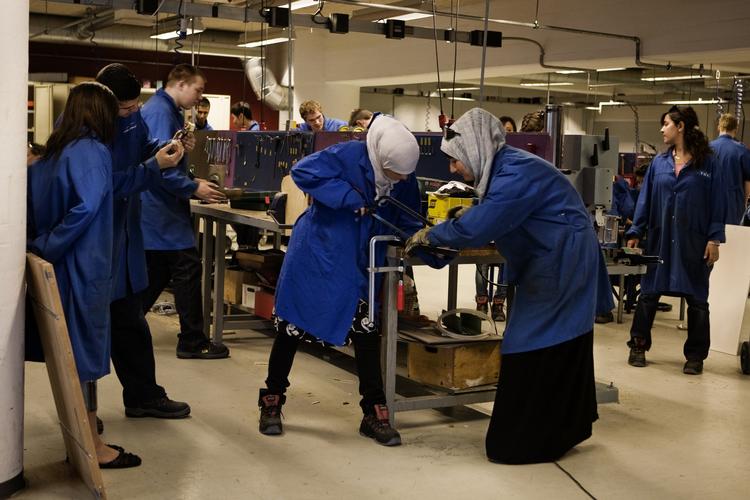 Praktisk. Mens politikerne taler om mere uddannelse til de mange, er uddannelsesverden blevet mere boglig og akademisk. Og det er et skridt i den forkerte retning, mener forfatter og journalist Lars Olsen. 