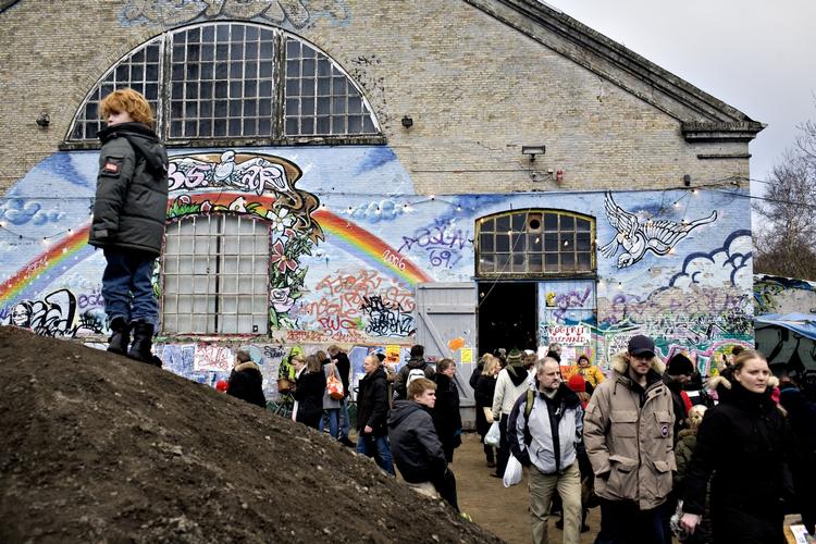 Christiania. »Jeg synes, du skal komme ud i Den Grå Hal 26. september. Der vil du se mange ting, der peger fremad«, siger christianitten Risenga til Djævlens Advokat. 