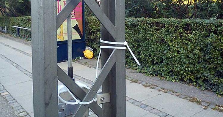 VALGPYNT. Plakaterne er nede, men stripsne hænger der stadig. Som her på Øster Voldgade. 