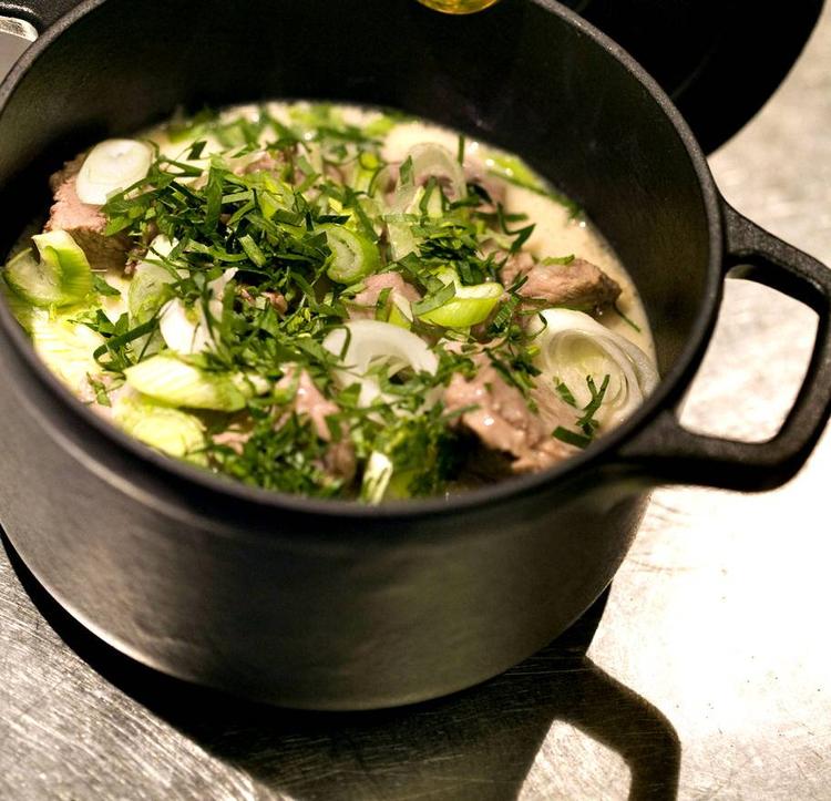 Rengøring. Søg for at rengøre dine gryder efter anvisningen.  Huller i emaljen og små rustlommer er nemlæigt et paradis for bakterier. 