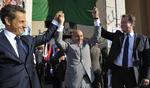 Hyldest. Frankrigs præsident, Nicolas Sarkozy, og Storbritanniens premierminister, David Cameron, var tidligere på måneden på besøg i Tripoli, hvor de hyldede lederen af rebellernes overgangsråd, Mustafa Abdul-Jalil. 