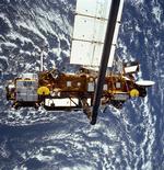 SATELLIT. UARS fotograferet fra rumfærgen 'Discovery', da den blev sat i drift i 1991. 
