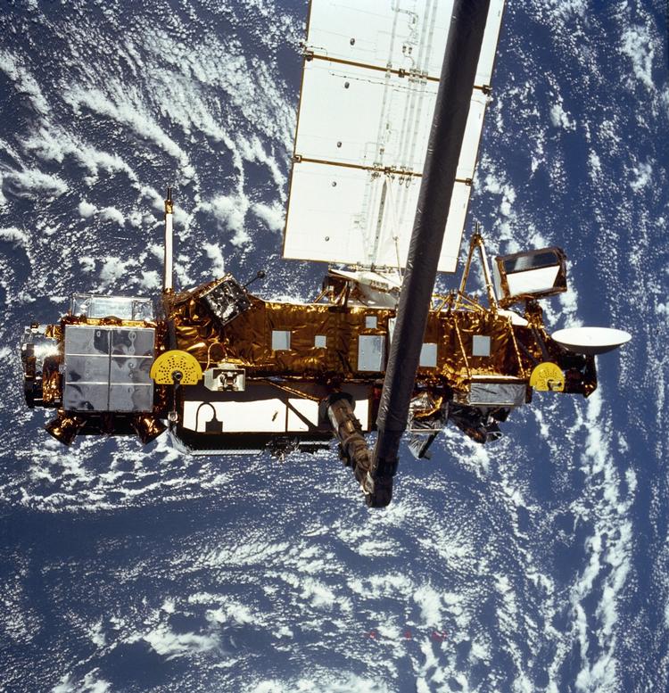 SATELLIT. UARS fotograferet fra rumfærgen 'Discovery', da den blev sat i drift i 1991. 