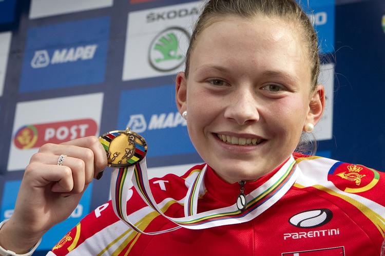 skrammer. Den ene kind bærer stadig præg af, at VM-bronzevinderen Christina Siggaard fornylig har været i nærkontakt med asfalten. 