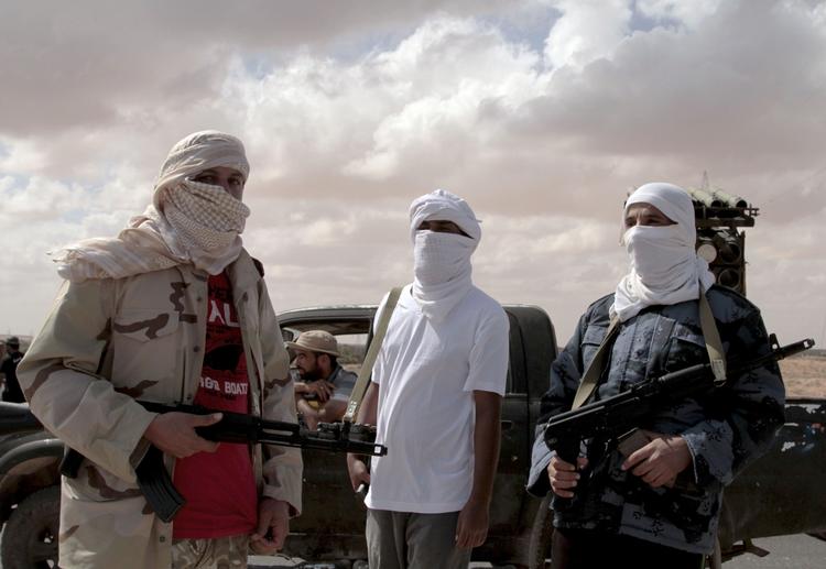 kamp. Oprørere vogter den vestlige indkørsel til byen Sirte, der stadig kontrolleres af Gaddafis styrker. 