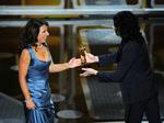 Oscardrømmen. Gik i opfyldelse. Den britiske komiker og skuespiller Russell Brand overrækker den eftertragtede Oscar til Susanne Bier. 
