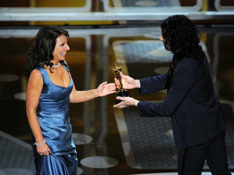 Oscardrømmen. Gik i opfyldelse. Den britiske komiker og skuespiller Russell Brand overrækker den eftertragtede Oscar til Susanne Bier. 