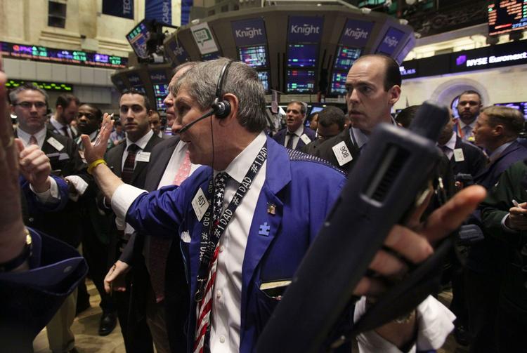 uStabilt. Inden for de kommende uger vil EU-kommissionen præsentere et lovforslag om den såkaldte Robin Hood-skat, der kan stikke en kæp i hjulet på de hurtige handler, som i dag er med til at gøre finansmarkederne mere ustabile. 