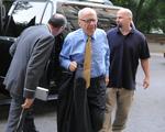 Presset. Rupert Murdoch (midten) risikerer at blive sagsøgt for ulovlige aflytninger og bestikkelse gennem amerikansk lovgivning. 