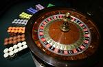Spil. I 2008 spillede danskerne for 25 milliarder kroner. Branchen vurderer, at endnu flere vil sætte penge på spil til næste år. 