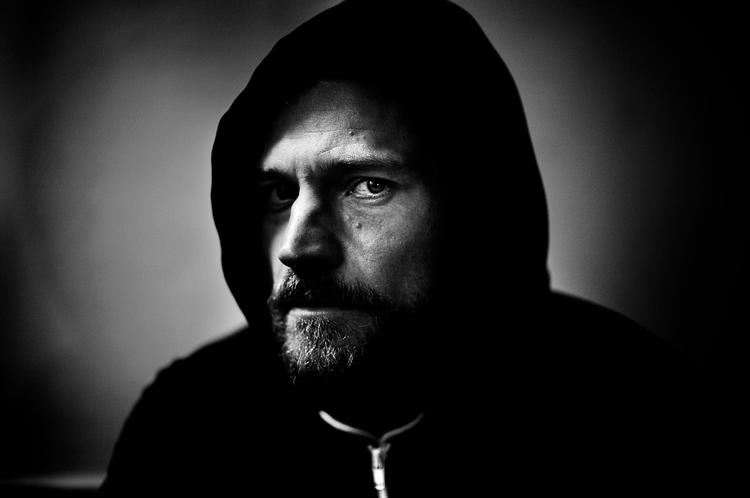 Mørkt. Nikolaj Coster-Waldau spiller rollen som slynglen Clas Greve i 'Headhunterne'. 