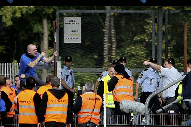 Kamp. To fodboldfans har et godt øje til hinanden under Brøndby-FCK kampen. 