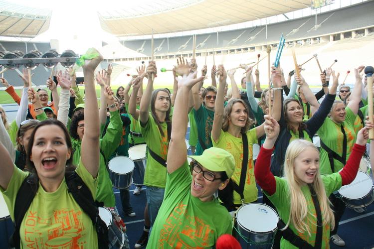 SAMBA-SUCCES. Dansk slagtøjsgruppe fik Berlinløberne varmet op på byens olympiske stadion. 