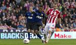 Duel. Manchester United's Nani og Stoke City's Glenn Whelan. 