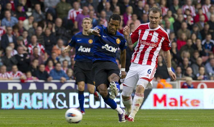 Duel. Manchester United's Nani og Stoke City's Glenn Whelan. 