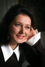 Statsminister. Sidse Babett Knudsen spiller statsminister Birgitte Nyborg i 'Borgen', hvor der bliver sat ansigter og personligheder på, selv om vi ikke kan identificere de dramatiske personer med de levende politikere . 