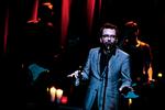Drikkepause. Under koncerten i  københavnske Bremen krydrede Mikael Simpson sin sortseerrock med selvironisk stand-up, der langede ud efter såvel cafekæden Joe &amp; The Juice som Konservativ Ungdom. 