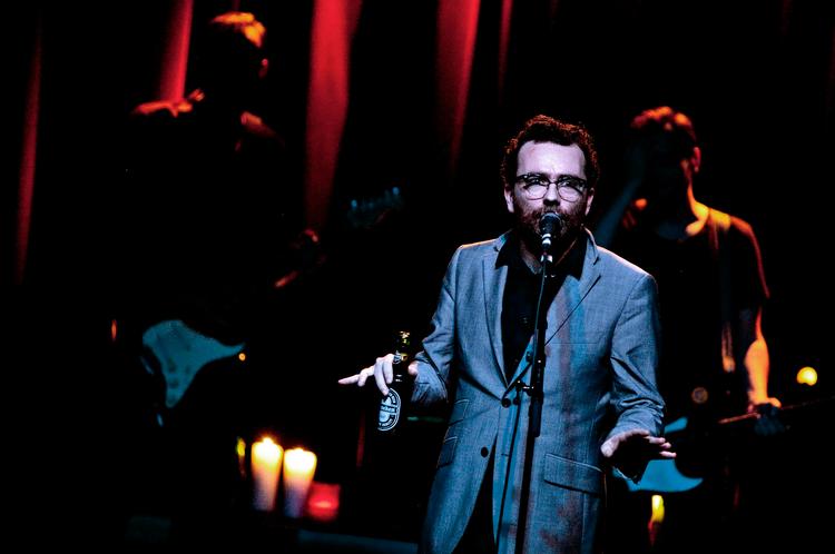 Drikkepause. Under koncerten i  københavnske Bremen krydrede Mikael Simpson sin sortseerrock med selvironisk stand-up, der langede ud efter såvel cafekæden Joe &amp; The Juice som Konservativ Ungdom. 