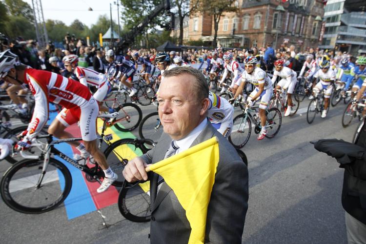 optimisme. Solen skinner og løbet er i gang, efter statsminister Lars Løkke Rasmussen har viftet med et gult flag. 