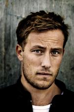 Sprækkerne. Og ridserne. Og alt det, der gør os uperfekte, er også det, der gør os menneskelige, mener manuskriptforfatteren Anders August, der ser en styrke i sårbarheden. 