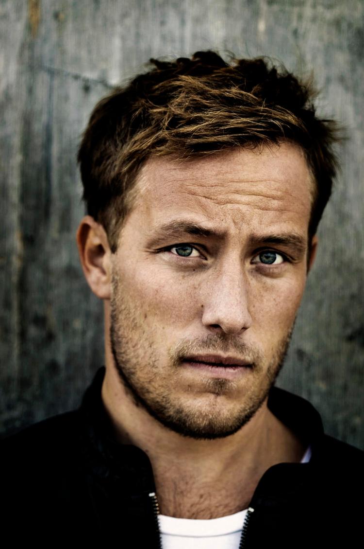 Sprækkerne. Og ridserne. Og alt det, der gør os uperfekte, er også det, der gør os menneskelige, mener manuskriptforfatteren Anders August, der ser en styrke i sårbarheden. 