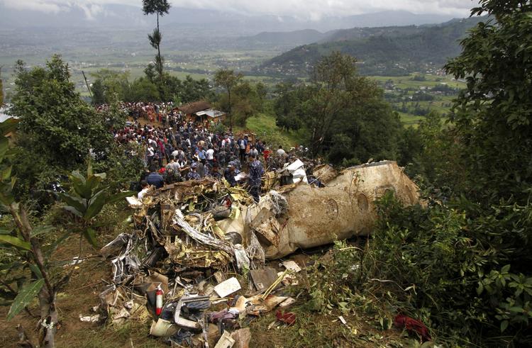 Folk stimlede sammen om flyvraget, der lå tæt ved en landsby i nærheden af Kathmandu. 