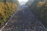 megamaraton. Med omkring 40.000 deltagere og en million tilskuere er der trængsel på gaderne i Berlin denne søndag. 