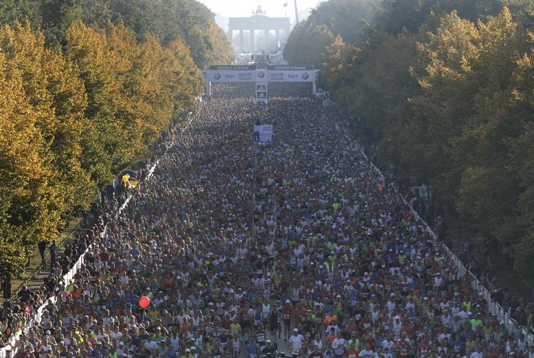 megamaraton. Med omkring 40.000 deltagere og en million tilskuere er der trængsel på gaderne i Berlin denne søndag. 