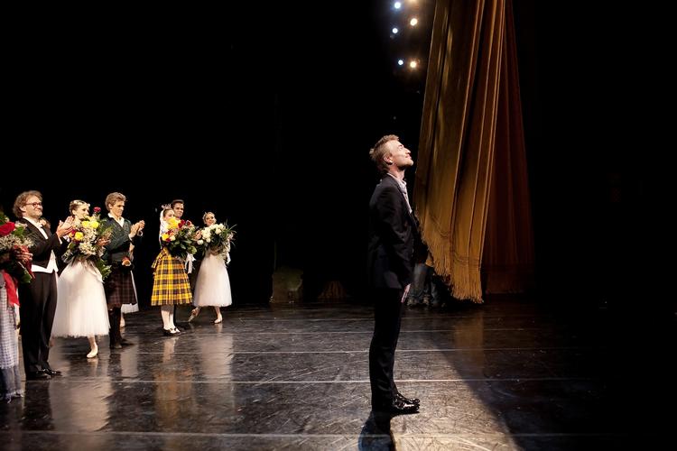 Fremkaldelse. Den Kongelige Ballet var i sidste måned på turne i USA. Her ses balletchef Nikolaj Hübbe ved en fremkaldelse. Han beskyldes for kokainmisbrug, men ønsker ikke at kommentere påstanden. 