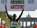 rekorden. Med Brandenburger Tor i baggrunden er Patrick Makau kommet i mål i den hurtigste maratontid nogen sinde. 