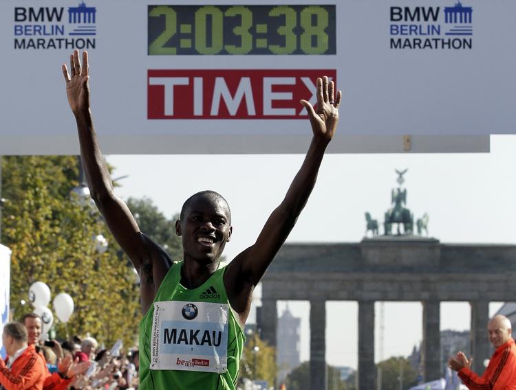 rekorden. Med Brandenburger Tor i baggrunden er Patrick Makau kommet i mål i den hurtigste maratontid nogen sinde. 