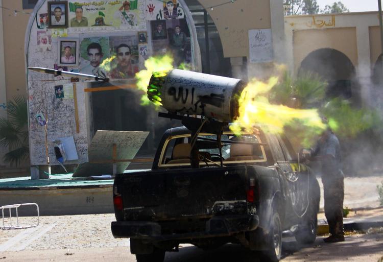 Kampe. Soldater fra overgangsrådet angriber Gaddafi-loyalister i Sirte. 