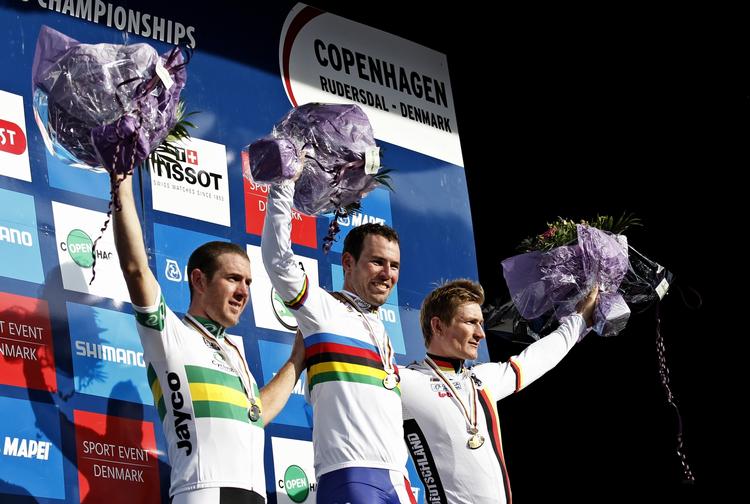 blomsterbørn. Mark Cavendish (i midten) flankeret af sølvvinderen Matt Goss (t.v.) og Andre Greipel. 
