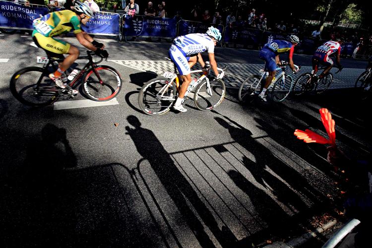 Skygger fra de mange cykelfans og feltet... Foto: Martin Lehmann 