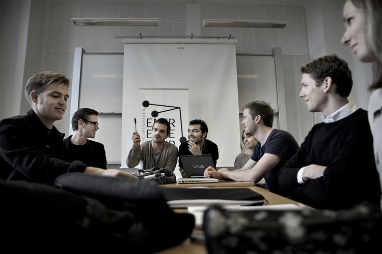 ansvar. Hver tredje universitetsstuderende forudser, at de inden for fem år vil starte deres egen virksomhed. Men når studierne er overstået, er lysten til en fremtid som iværksætter forduftet. Dette er også universiteternes ansvar. 