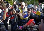 VINDER. Mark Cavendish blev overfaldet af fotografer efter sin sejr på Geels bakke. 