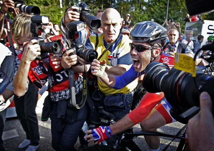 VINDER. Mark Cavendish blev overfaldet af fotografer efter sin sejr på Geels bakke. 