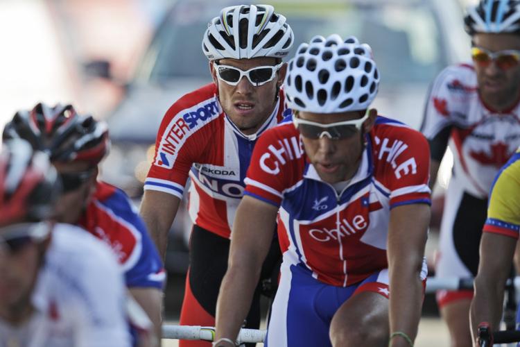 detroniseret. Thor Hushovd (bagerst) forsøgte på egen hånd at komme længere frem i feltet, men der var ingen hjælp at hente fra de svagere ryttere fra små cykelnationer som fx. Chile. 