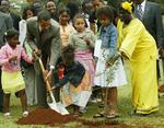 bæredygtighed. Miljøforkæmper Wangari Maathai (th.) planter et afrikansk oliventræ sammen med USA's præsident, Barack Obama, i 2006. Dengang var han blot senator. 
