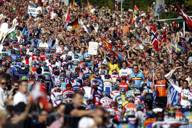 folkefest. De mange tusinde tilskuere som her på Geels Bakke skabte en farverig stemning omkring landevejsløbet. 