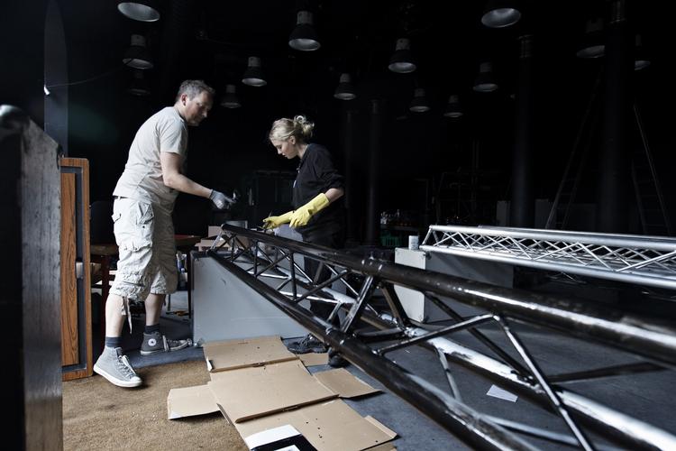 travlt. Håndværkerne arbejder lige op til deadline. Der er reception for inviterede gæster tirsdag og Pumpehuset åbner officielt med reggaefest torsdag. 