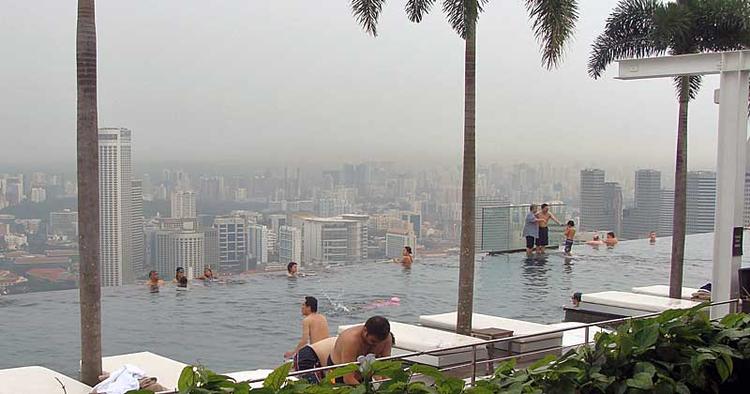 BYUDVIKLING. Selv om der ikke er mere plads bliver Singapore ved med at bygge nyt. Her ses udsigten fra det nye gigantkompleks Marina Bay Sands. 